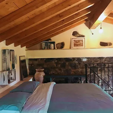 Mandorlo Dell'etna, Casa Siciliana
