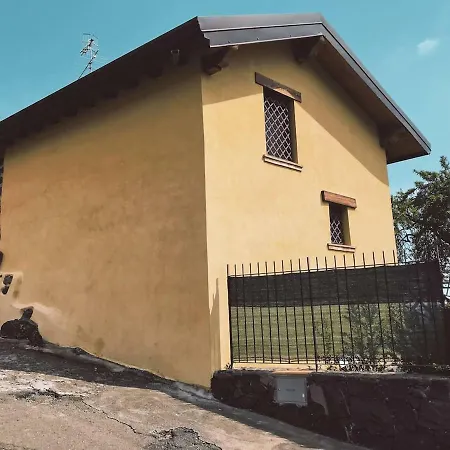 Mandorlo Dell'etna, Casa Siciliana