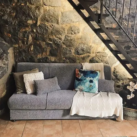 Mandorlo Dell'etna, Casa Siciliana *